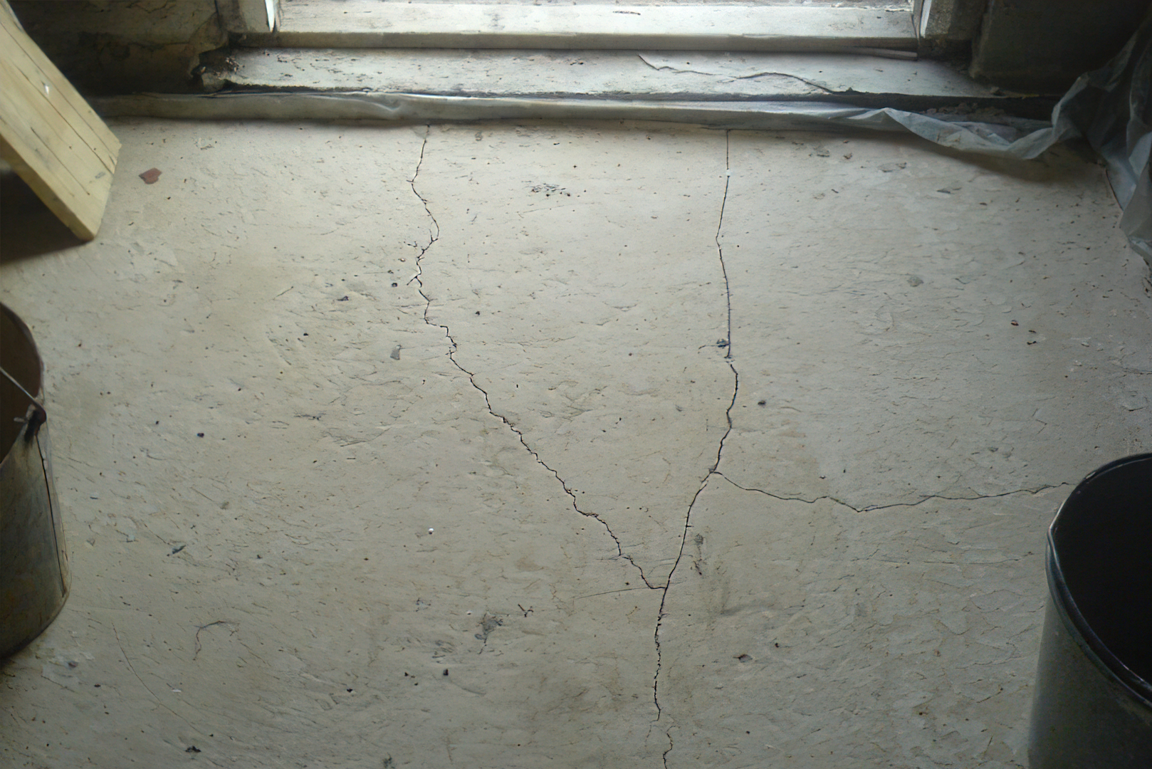После полного высыхания. Цементно-Песчаная стяжка пола трещины. Цементная стяжка бухтит. Усадочные трещины на стяжке. Потрескалась стяжка пола.